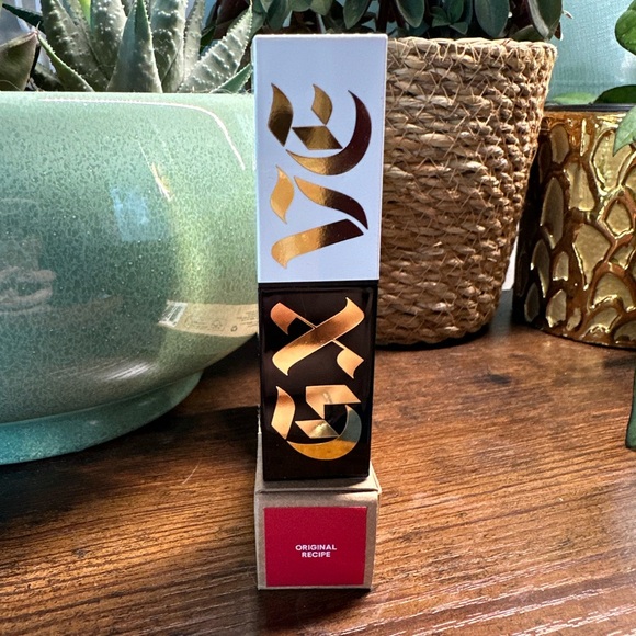 GXVE by Gwen Stefani Original Me High-Performance Matte Lipstick Original Recipe - Picture 2 of 3